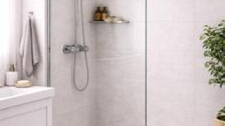 Lasisen suihkuseinän asennus ja kiinnitys kylpyhuoneeseen фото